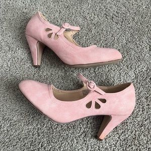 Women’s cute vintage look heels